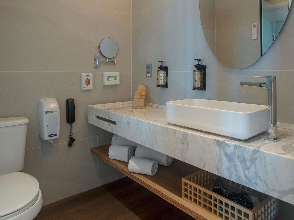 Habitación Privilege con una cama doble del hotel Mercure Maceio Pajucara. Foto 11