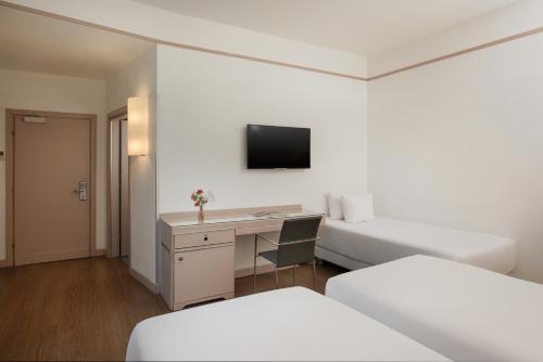 Habitación Triple Deluxe del hotel Nh Pisa. Foto 5