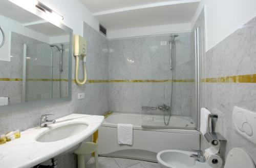 Habitación Triple del hotel Grand Duomo. Foto 2