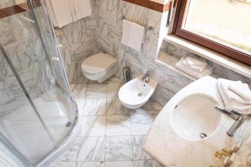 Habitación con baño compartido - Cama grande del hotel Grand Duomo. Foto 1