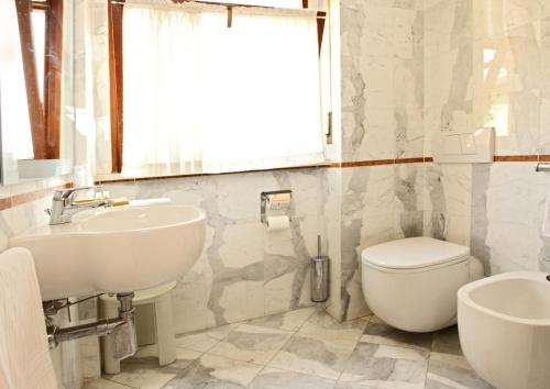 Habitación con baño compartido - Cama grande del hotel Grand Duomo. Foto 4