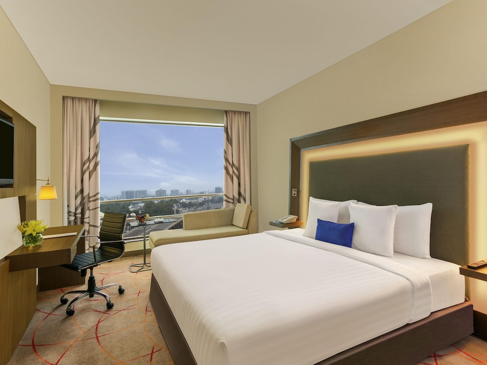 Habitación superior, 1 cama de matrimonio grande del hotel Novotel Ahmedabad