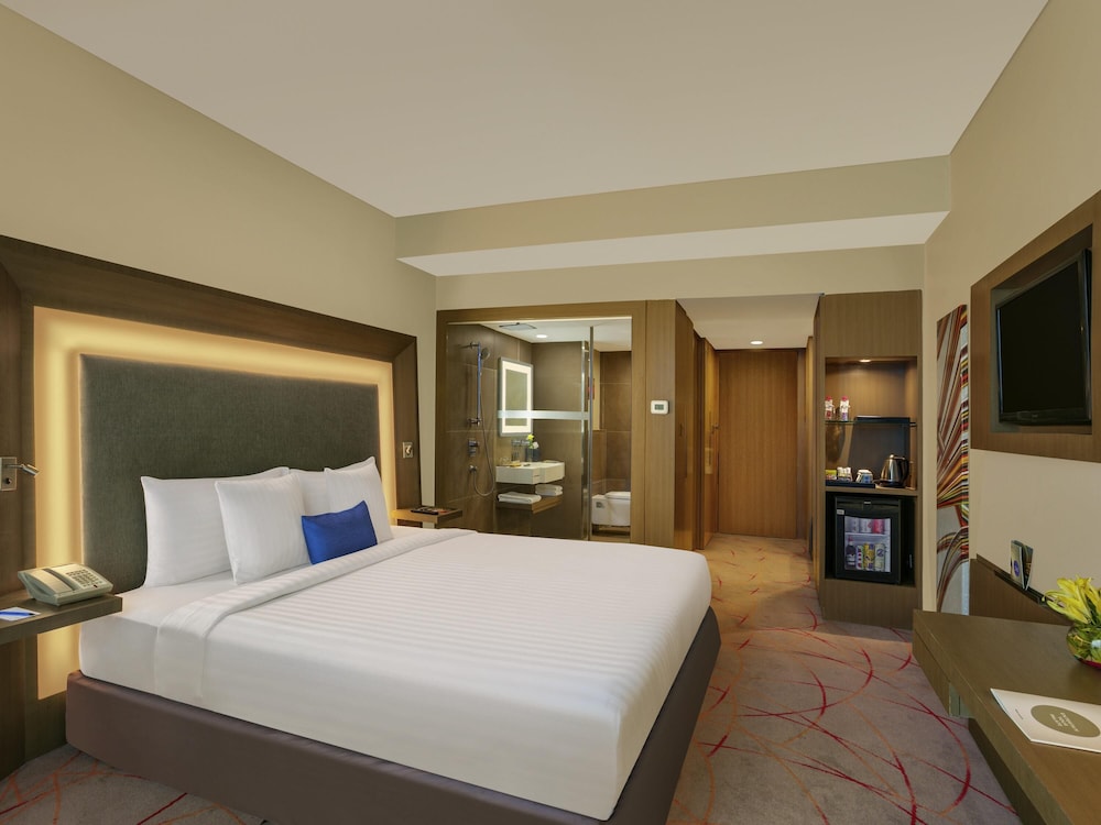 Habitación superior, 1 cama de matrimonio grande del hotel Novotel Ahmedabad. Foto 1