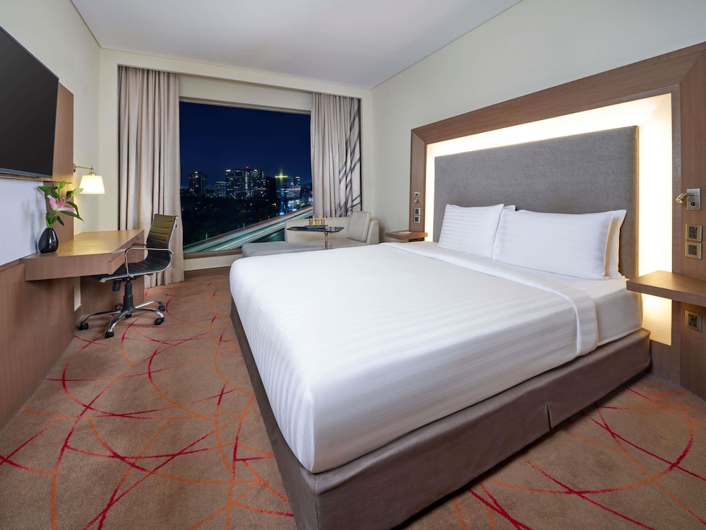 Habitación superior, 1 cama de matrimonio grande del hotel Novotel Ahmedabad. Foto 3