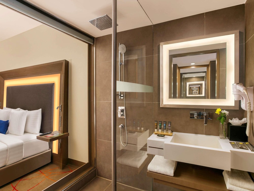 Habitación superior, 1 cama de matrimonio grande del hotel Novotel Ahmedabad. Foto 4