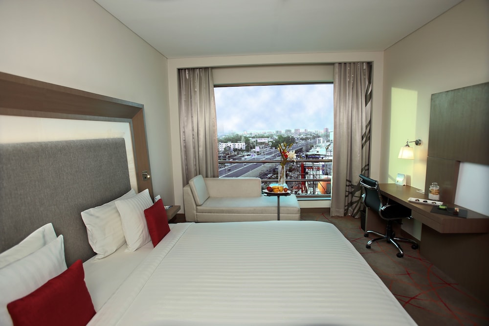 Habitación superior, 1 cama de matrimonio grande del hotel Novotel Ahmedabad. Foto 5