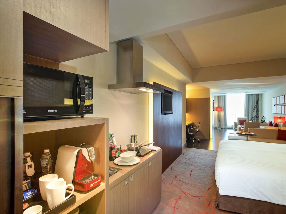 Suite estudio, 1 cama doble, Acceso al salón del club (Kitchenette) del hotel Novotel Ahmedabad. Foto 2