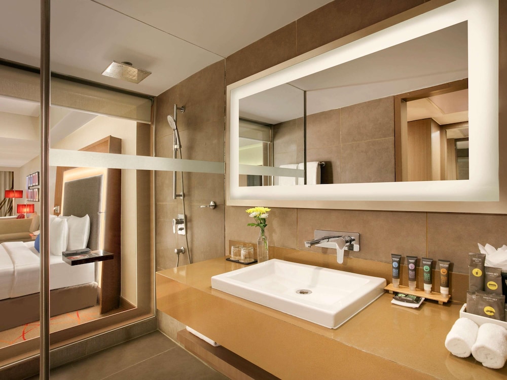 Suite estudio, 1 cama doble, Acceso al salón del club (Kitchenette) del hotel Novotel Ahmedabad. Foto 3