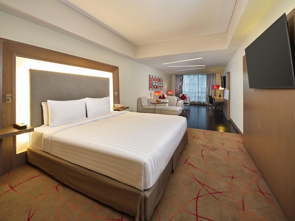 Suite estudio, 1 cama doble, Acceso al salón del club (Kitchenette) del hotel Novotel Ahmedabad. Foto 4