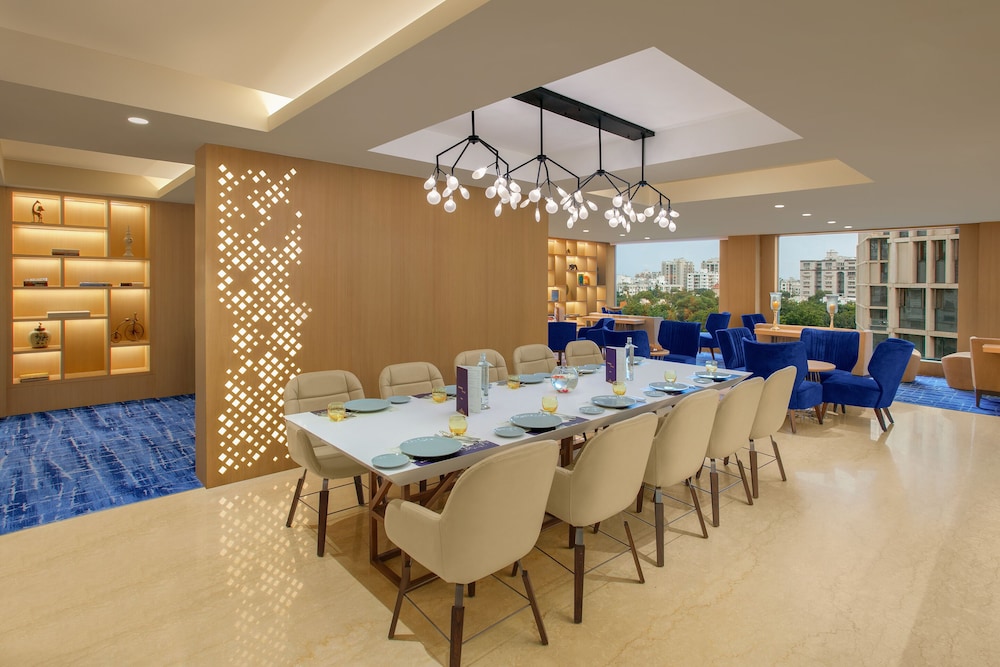 Suite estudio, 1 cama doble, Acceso al salón del club (Kitchenette) del hotel Novotel Ahmedabad. Foto 6