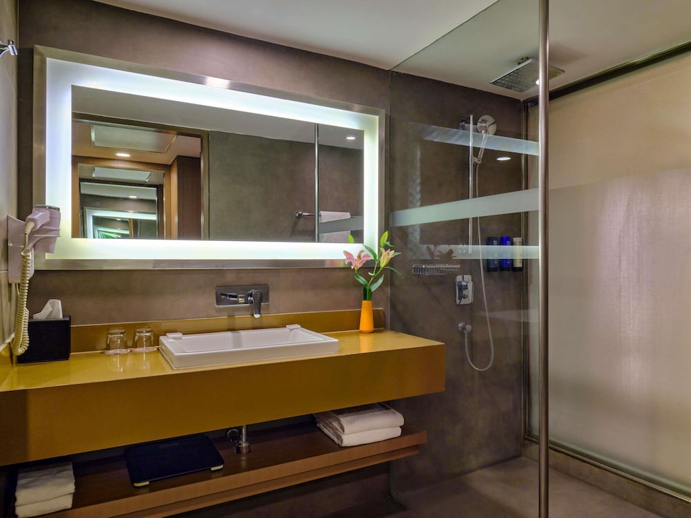 Habitación superior, 2 camas individuales del hotel Novotel Ahmedabad. Foto 2