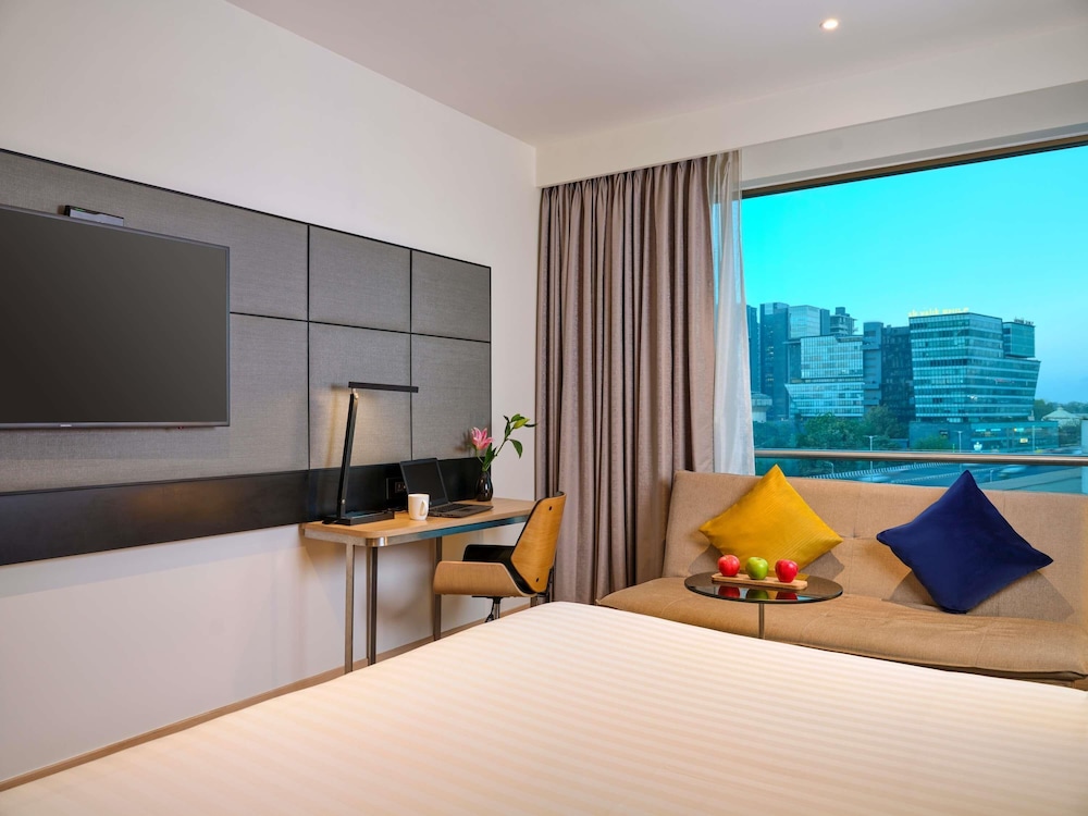 Habitación Premier, 1 cama de matrimonio grande, Acceso al salón del club, planta ejecutiva del hotel Novotel Ahmedabad. Foto 6
