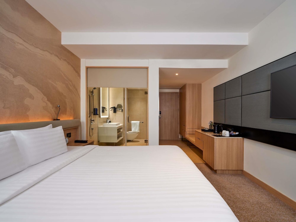 Habitación Premier, 1 cama de matrimonio grande, Acceso al salón del club, planta ejecutiva del hotel Novotel Ahmedabad. Foto 9