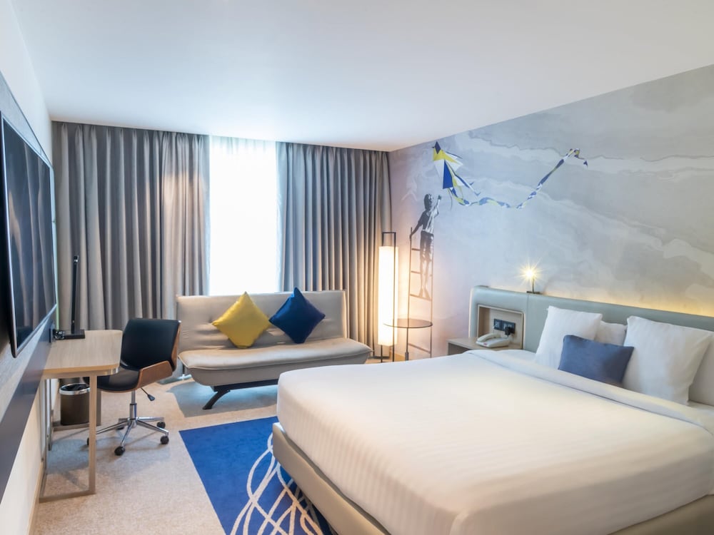 Habitación Premier, 1 cama de matrimonio grande, Acceso al salón del club, planta ejecutiva del hotel Novotel Ahmedabad. Foto 10