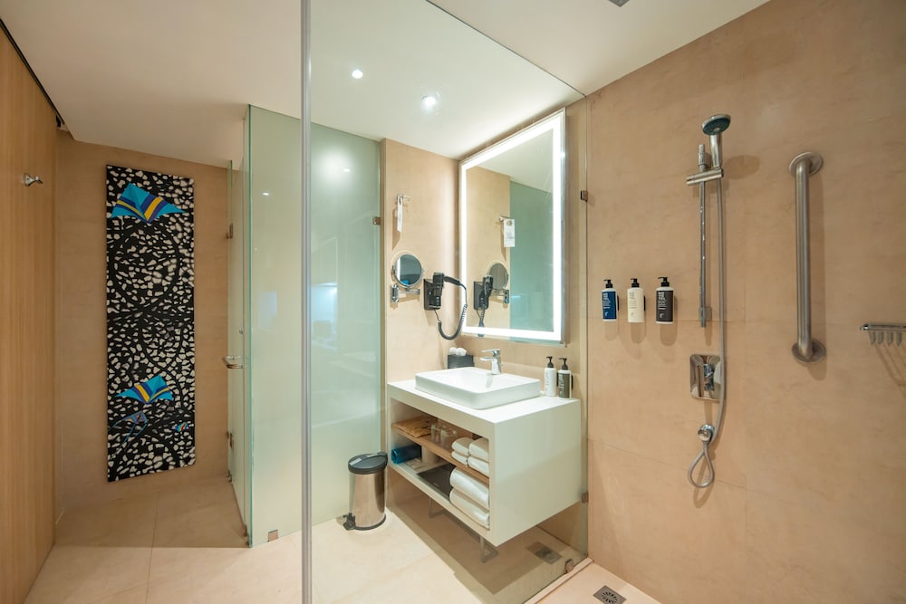 Habitación Premier, 1 cama de matrimonio grande, Acceso al salón del club, planta ejecutiva del hotel Novotel Ahmedabad. Foto 11