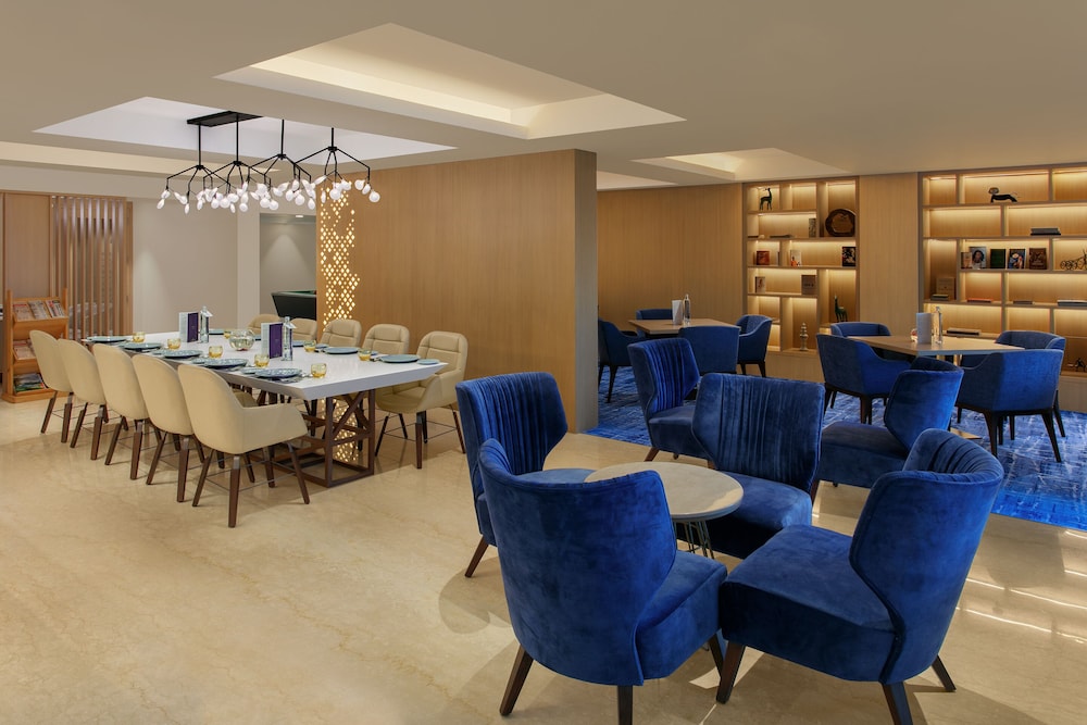 Habitación Premier, 1 cama de matrimonio grande, Acceso al salón del club, planta ejecutiva del hotel Novotel Ahmedabad. Foto 13