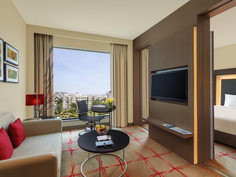 Suite junior, 1 cama de matrimonio grande, Acceso al salón del club del hotel Novotel Ahmedabad