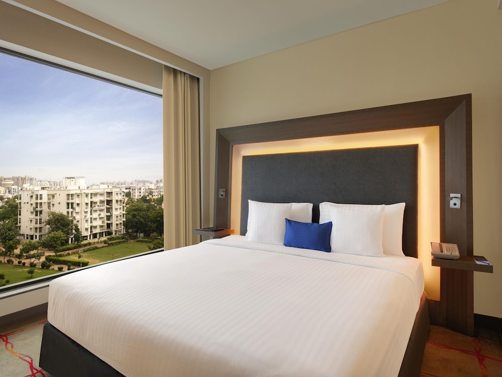 Suite junior, 1 cama de matrimonio grande, Acceso al salón del club del hotel Novotel Ahmedabad. Foto 1