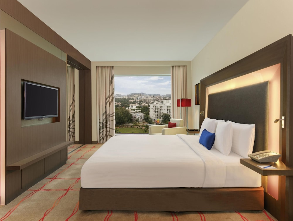 Suite, 1 cama de matrimonio grande, Acceso al salón del club (Master, Jacuzzi) del hotel Novotel Ahmedabad. Foto 1