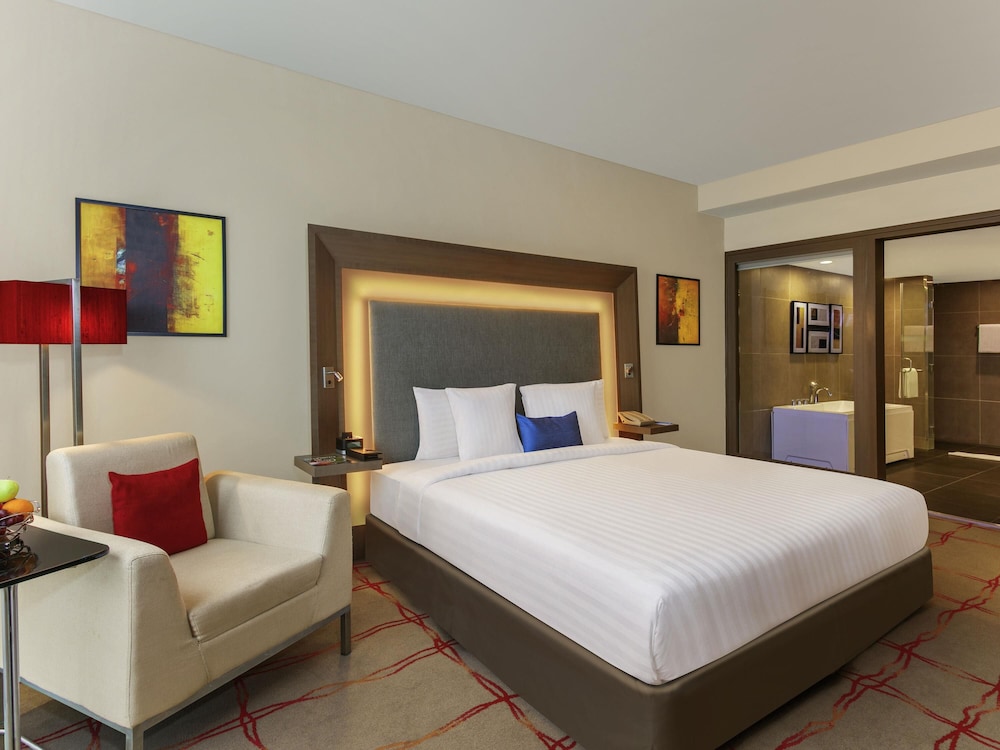 Suite, 1 cama de matrimonio grande, Acceso al salón del club (Master, Jacuzzi) del hotel Novotel Ahmedabad. Foto 3