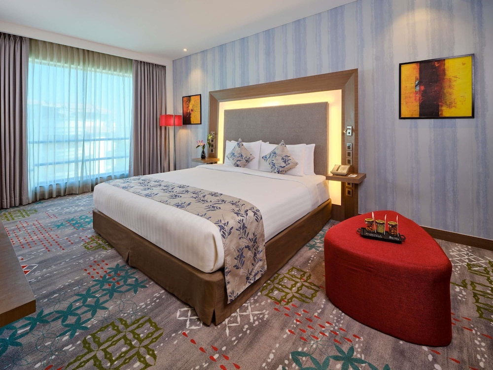 Suite, 1 cama de matrimonio grande, Acceso al salón del club (Master, Jacuzzi) del hotel Novotel Ahmedabad. Foto 4