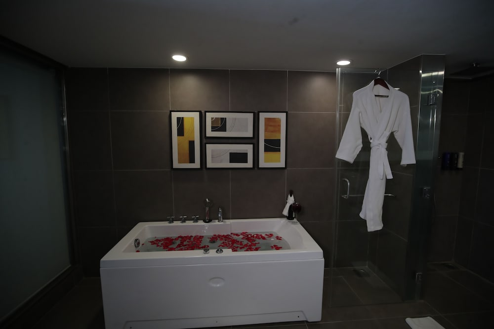 Suite, 1 cama de matrimonio grande, Acceso al salón del club (Master, Jacuzzi) del hotel Novotel Ahmedabad. Foto 7