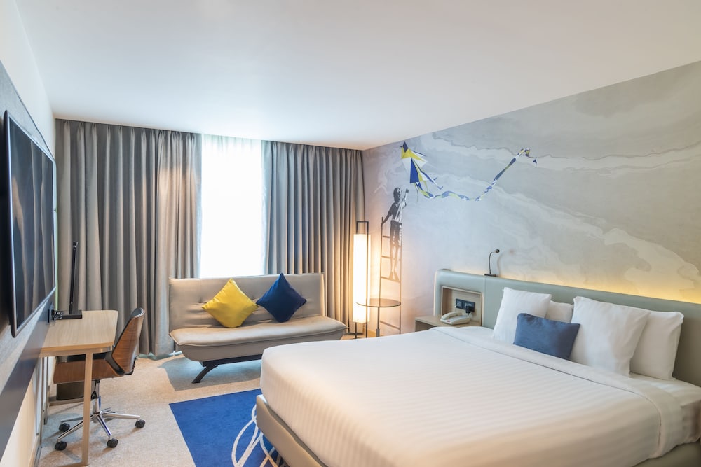 Suite Premier, 1 cama doble con sofá cama, Acceso al salón del club del hotel Novotel Ahmedabad. Foto 1