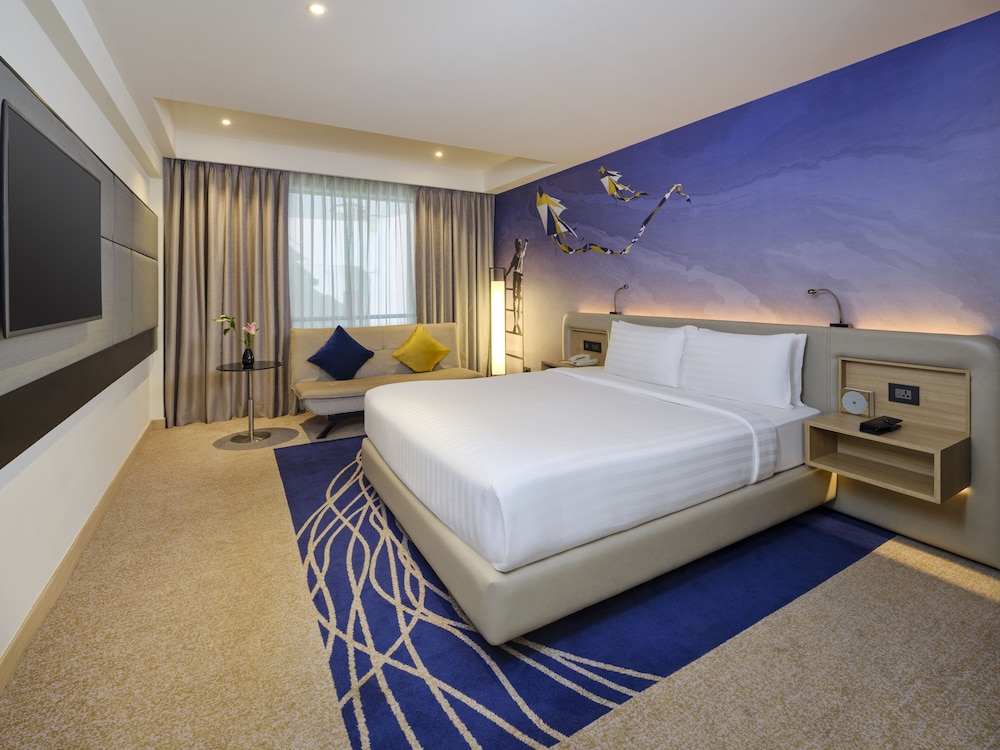 Suite Premier, 1 cama doble con sofá cama, Acceso al salón del club del hotel Novotel Ahmedabad. Foto 2
