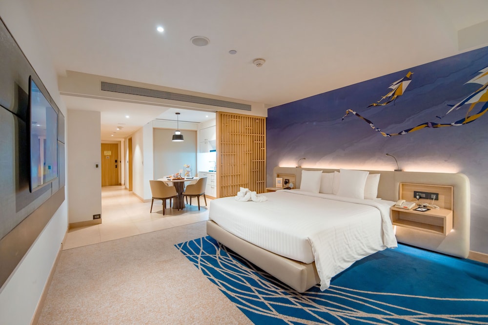 Suite Premier, 1 cama doble con sofá cama, Acceso al salón del club del hotel Novotel Ahmedabad. Foto 4
