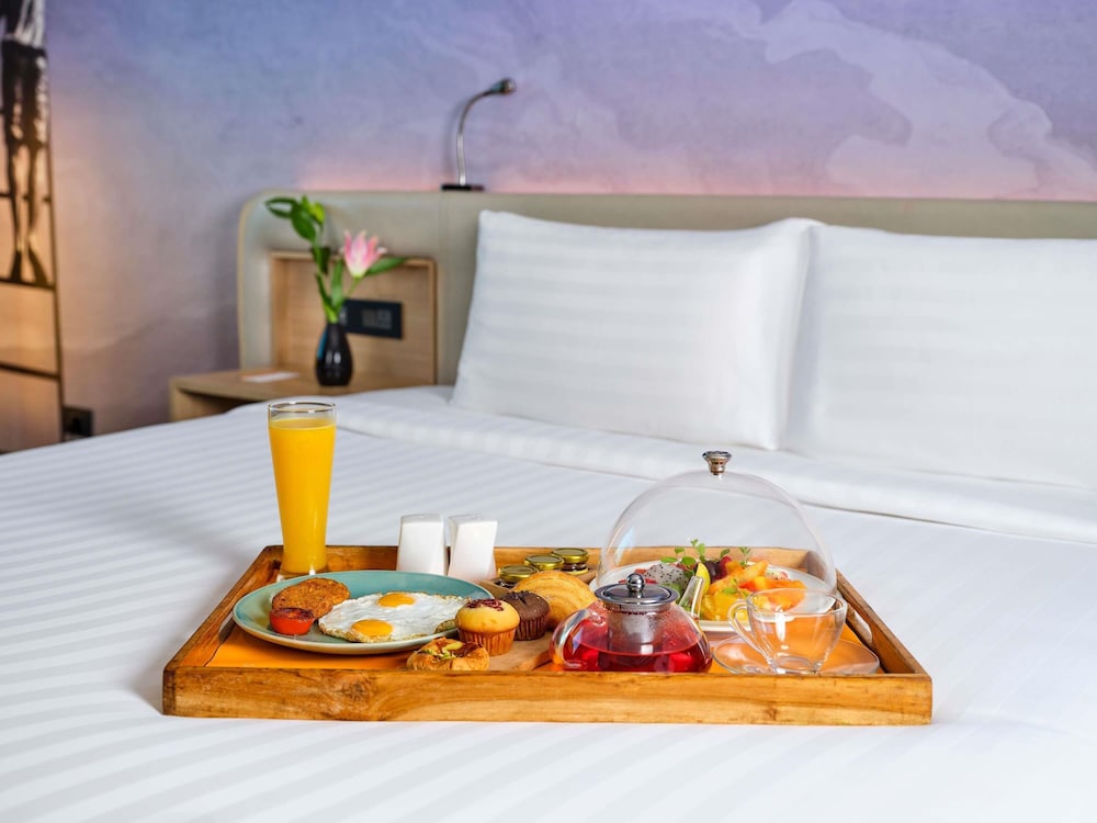 Suite Premier, 1 cama doble con sofá cama, Acceso al salón del club del hotel Novotel Ahmedabad. Foto 6