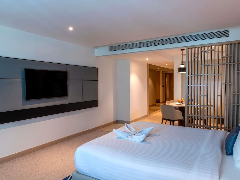 Suite Premier, 1 cama doble con sofá cama, Acceso al salón del club del hotel Novotel Ahmedabad. Foto 8