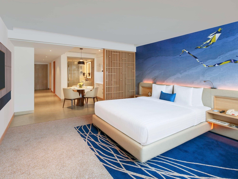 Suite Premier, 1 cama doble con sofá cama, Acceso al salón del club del hotel Novotel Ahmedabad. Foto 12