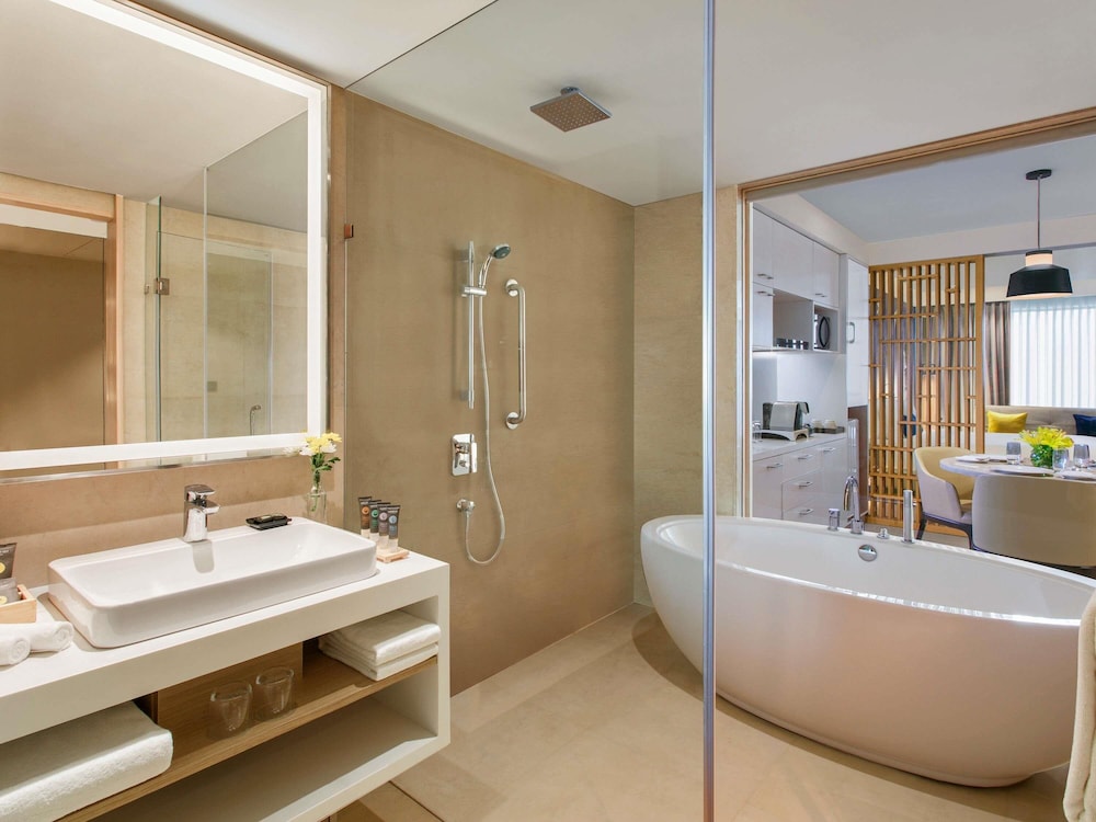 Suite Premier, 1 cama doble con sofá cama, Acceso al salón del club del hotel Novotel Ahmedabad. Foto 13