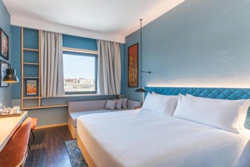 Habitación Deluxe con cama extragrande del hotel Hilton Garden Inn Rome Colosseum