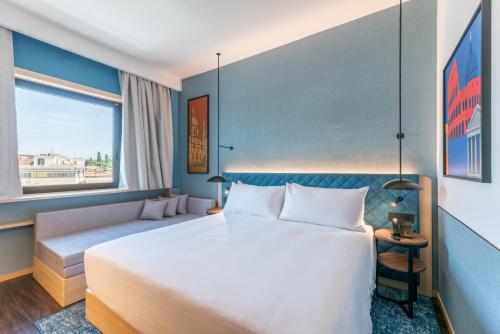 Habitación Deluxe con cama extragrande del hotel Hilton Garden Inn Rome Colosseum. Foto 2