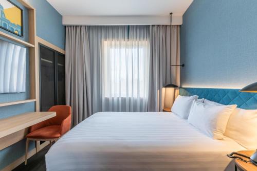 Habitación con cama grande del hotel Hilton Garden Inn Rome Colosseum