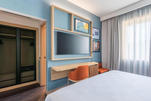 Habitación con cama extragrande. del hotel Hilton Garden Inn Rome Colosseum. Foto 1