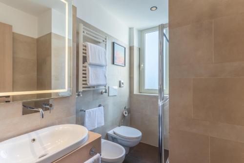 Habitación con cama extragrande. del hotel Hilton Garden Inn Rome Colosseum. Foto 3