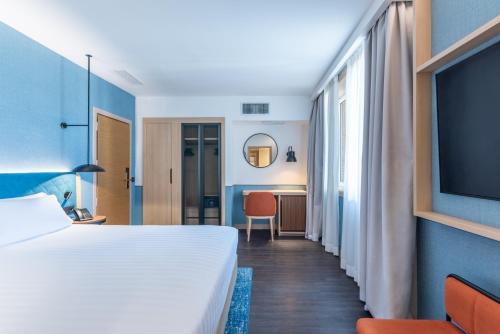 Habitación con cama extragrande - Adaptada para personas de movilidad reducida del hotel Hilton Garden Inn Rome Colosseum. Foto 1