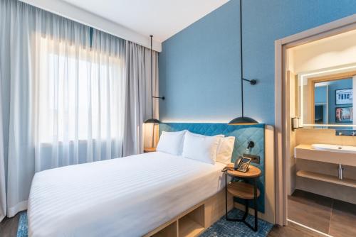 Habitación con cama grande del hotel Hilton Garden Inn Rome Colosseum. Foto 1