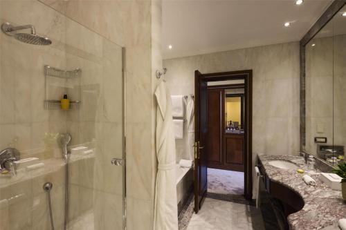 Suite Junior con vistas a la Piazza del hotel Anantara Palazzo Naiadi