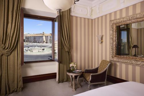 Suite Junior con vistas a la Piazza del hotel Anantara Palazzo Naiadi. Foto 2
