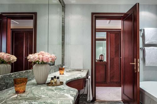 Suite Dúplex con vistas a la plaza del hotel Anantara Palazzo Naiadi