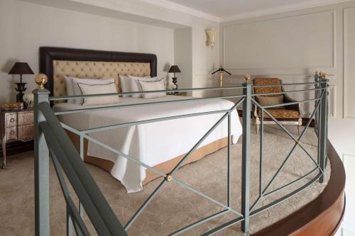 Suite Dúplex con vistas a la plaza y cama supletoria del hotel Anantara Palazzo Naiadi. Foto 1