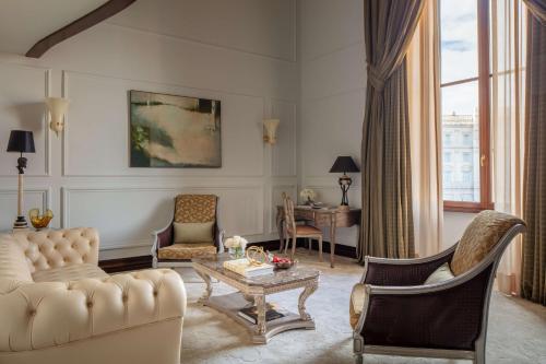 Suite Dúplex con vistas a la plaza y cama supletoria del hotel Anantara Palazzo Naiadi. Foto 2
