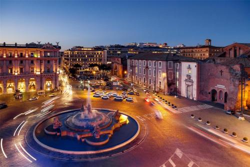 Suite Dúplex con vistas a la plaza y cama supletoria del hotel Anantara Palazzo Naiadi. Foto 4