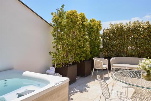 Terraza Premium con jacuzzi del hotel Anantara Palazzo Naiadi