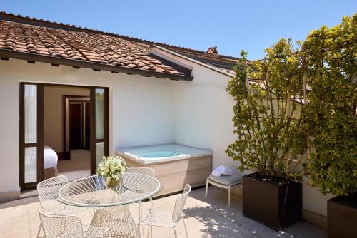 Terraza Premium con jacuzzi del hotel Anantara Palazzo Naiadi. Foto 3