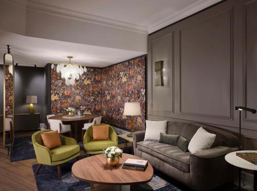 Suite Anantara con vistas a la plaza del hotel Anantara Palazzo Naiadi