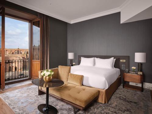Suite Anantara con vistas a la plaza del hotel Anantara Palazzo Naiadi. Foto 2